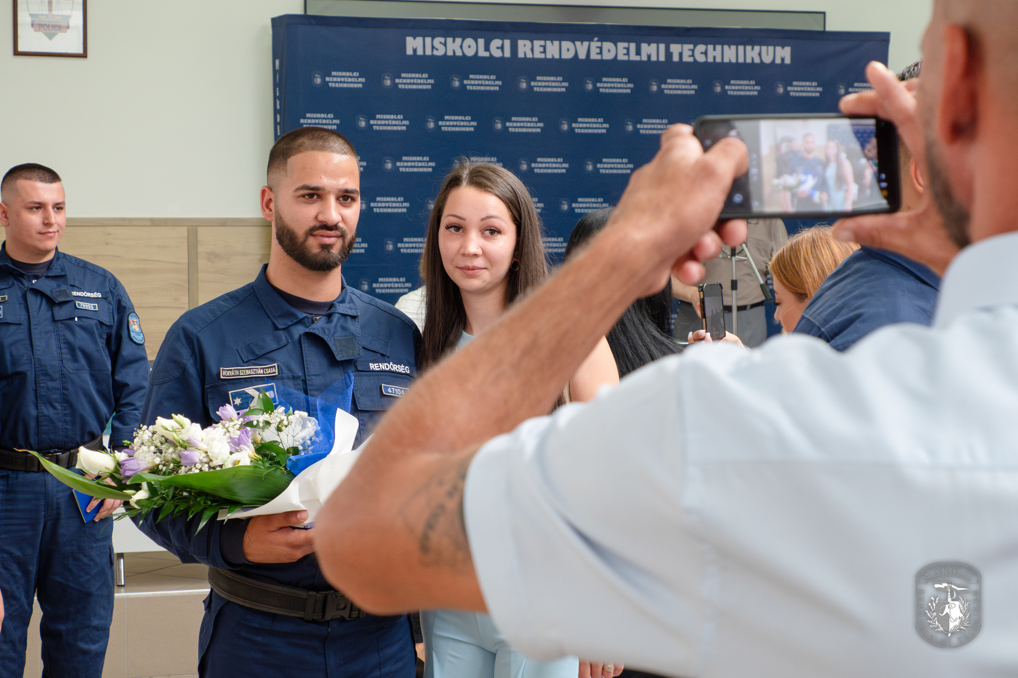 A Kibocsátó Ünnepségen résztvevő ifjú kolléga rokonai körében