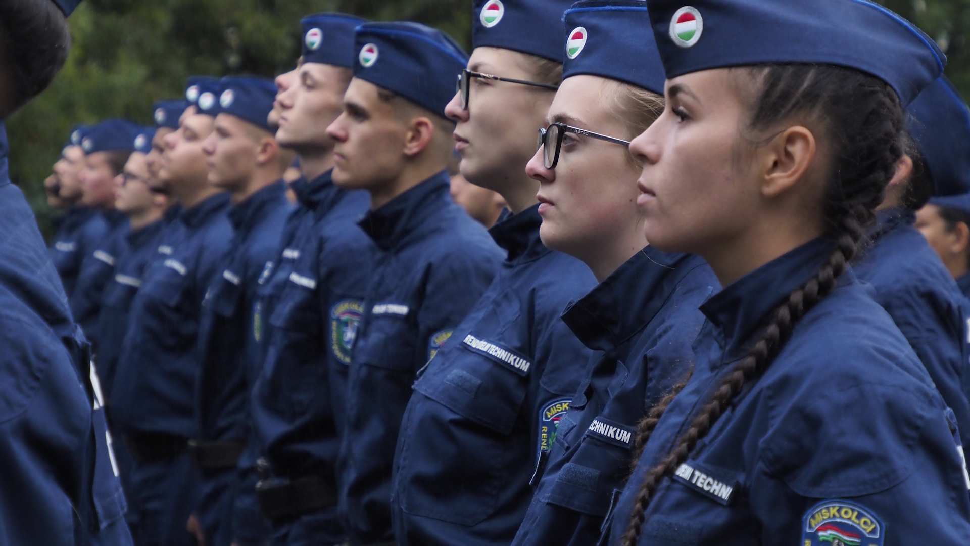 Alaki szemlére készülnek a diákok, sorban állva