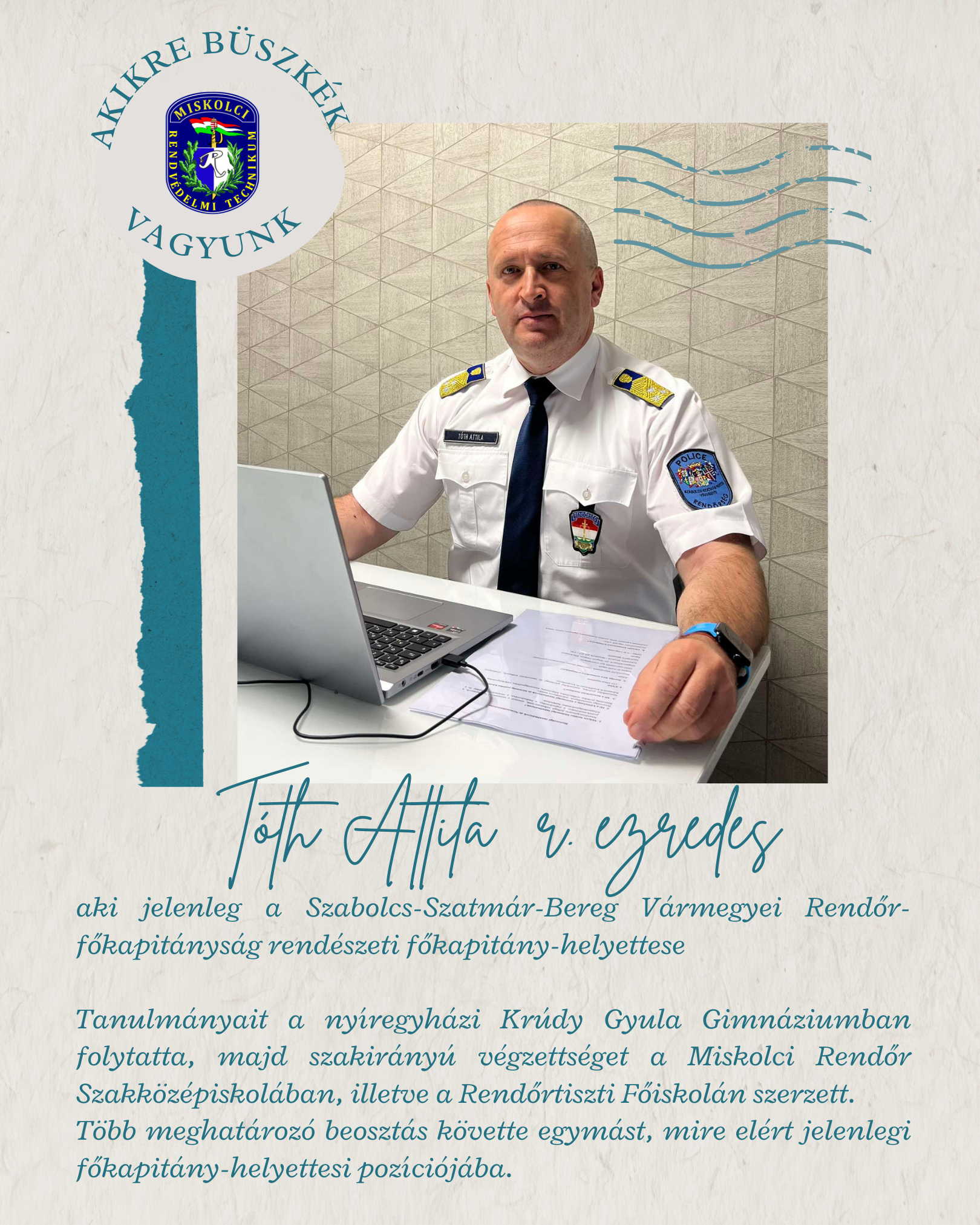 Tóth Attila látható egy laptop előtt ülve, egy díszlapon.