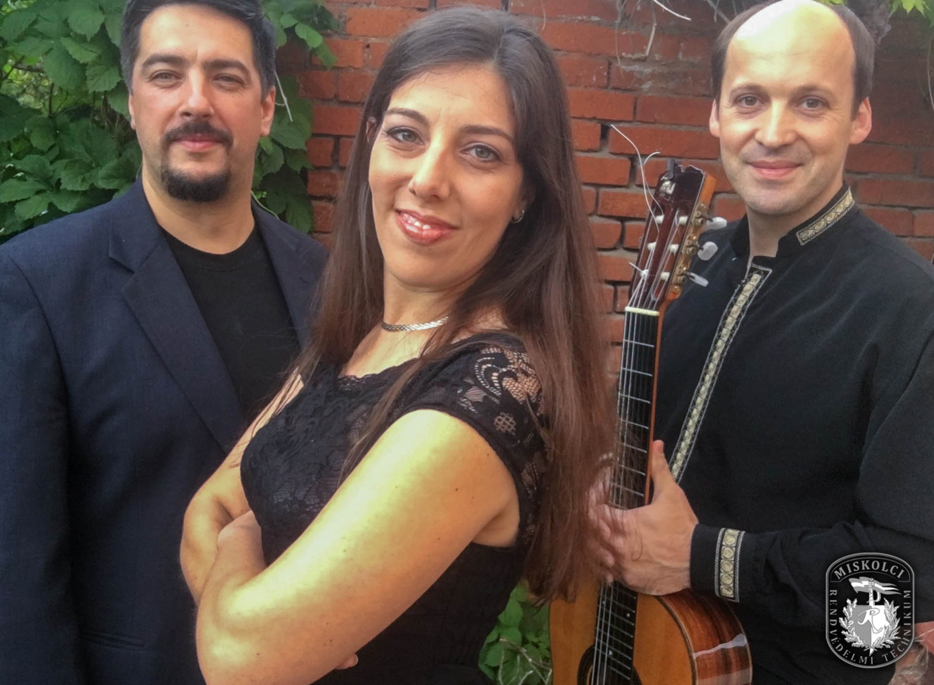 Lukács Zsófia és két társa látható elegáns öltözetben.