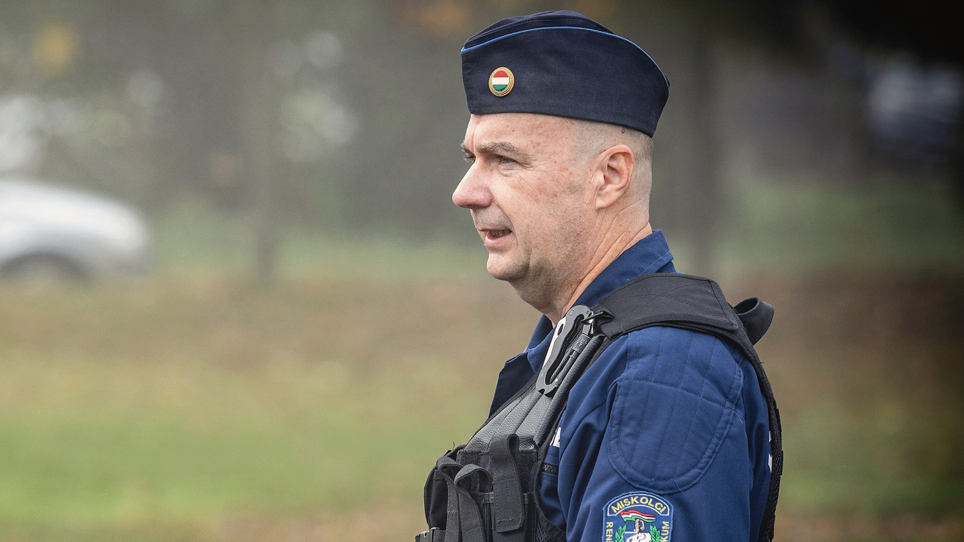 Koleszár Zoltán épp eligazítást tart